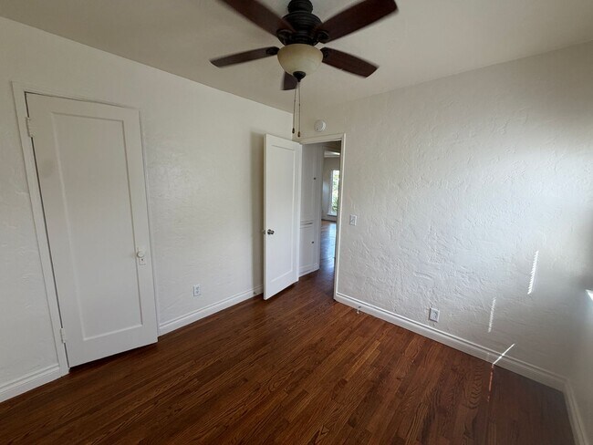 Foto del edificio - Beautiful Rental with Deck and Outdoor space, Near Freeways