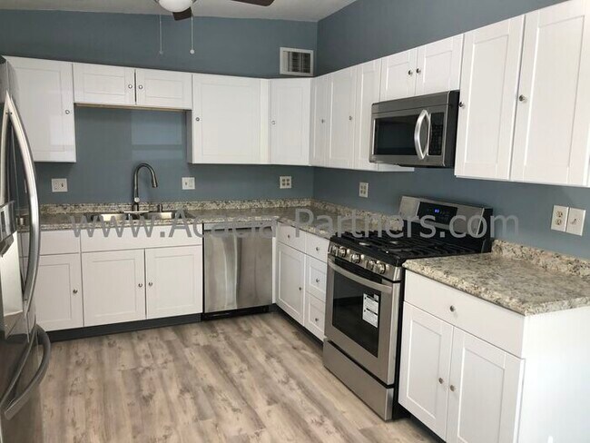 Building Photo - Three Bedroom/Two Bath Home