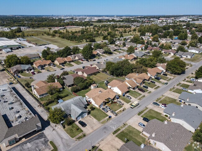 Aerial - Looking Northwest - 1034 N Oak Ct