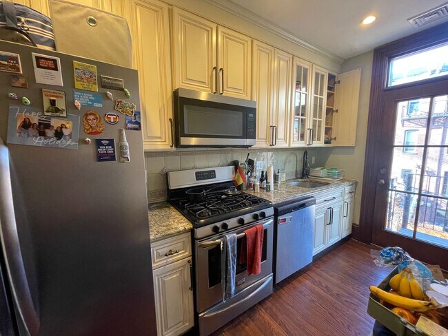Foto del edificio - 9/1 Modern 4BR/2BA with AC, laundry in unit @ Brigham Circle!