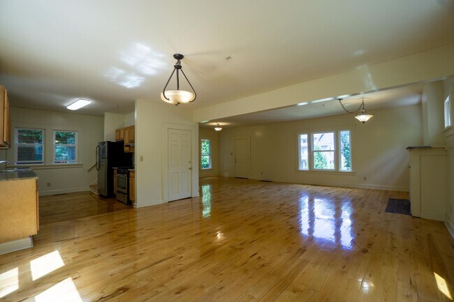 Building Photo - 250 Greenwood Pl