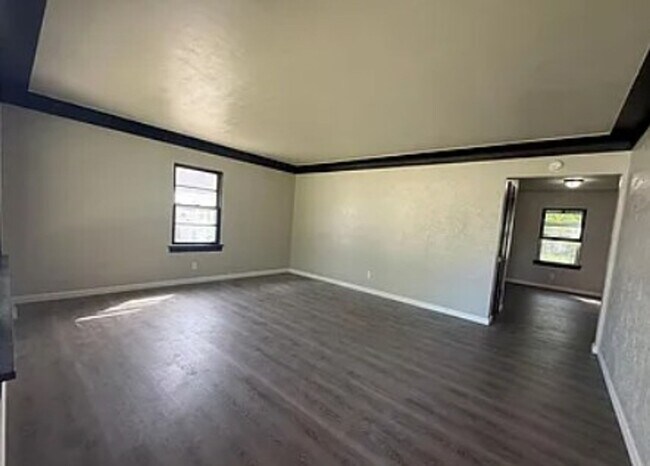 Foto del edificio - For Lease