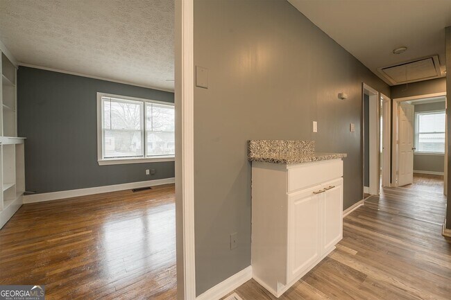 Foto del edificio - 8449 Fairview Dr