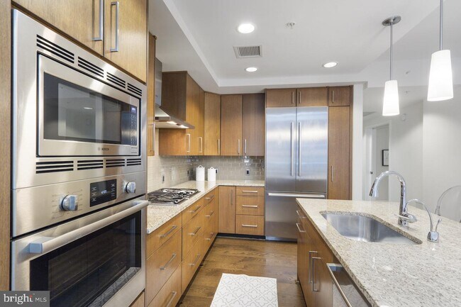 Foto del edificio - 7171 Woodmont Ave