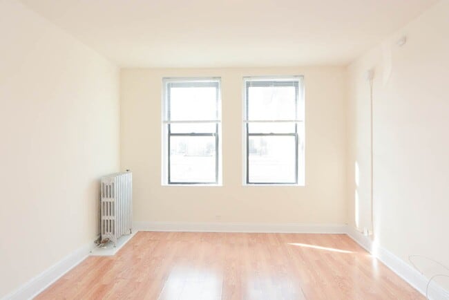 Building Photo - 3335 W Diversey Ave