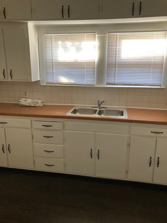 Building Photo - Vintage Charm Meets Comfortable Living – 3 BR 2 Bath/with Office space