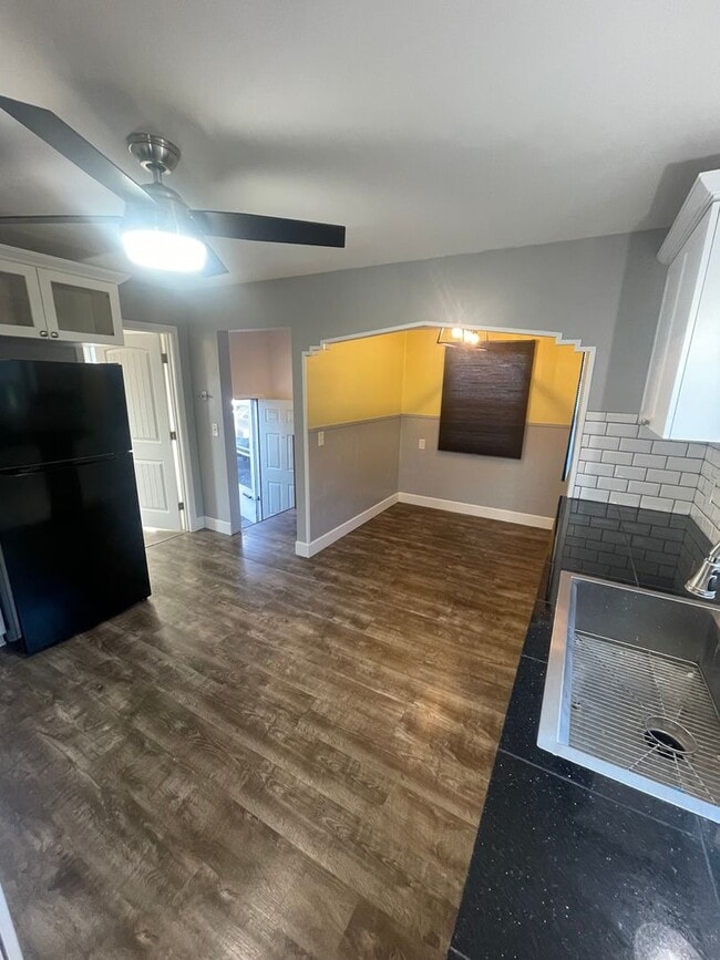 Building Photo - Large 2 Bedroom with Basement!