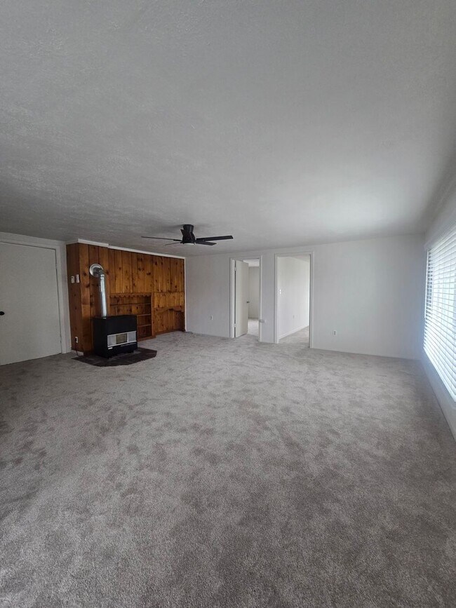 Foto del edificio - 2 bed 1 bath Recently Remodeled