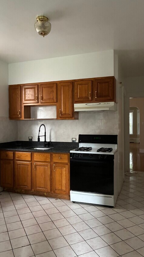 Kitchen - 3244 W Belle Plaine Ave