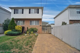 Building Photo - 251 Kiswick St Building Photo - 251 Kiswick St