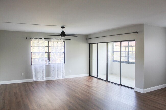 Building Photo - Island House corner Condo