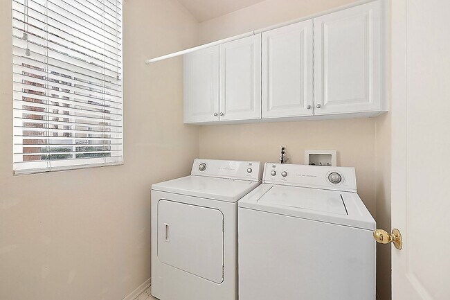Foto del edificio - 2 Master Suites - 2 car garage - Townhome