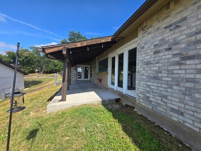 Building Photo - Hilltop 3 Bedroom, 2 Bath, 2 Car Garage Pr...