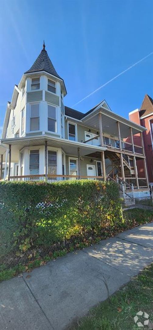 Building Photo - 327 Broad St