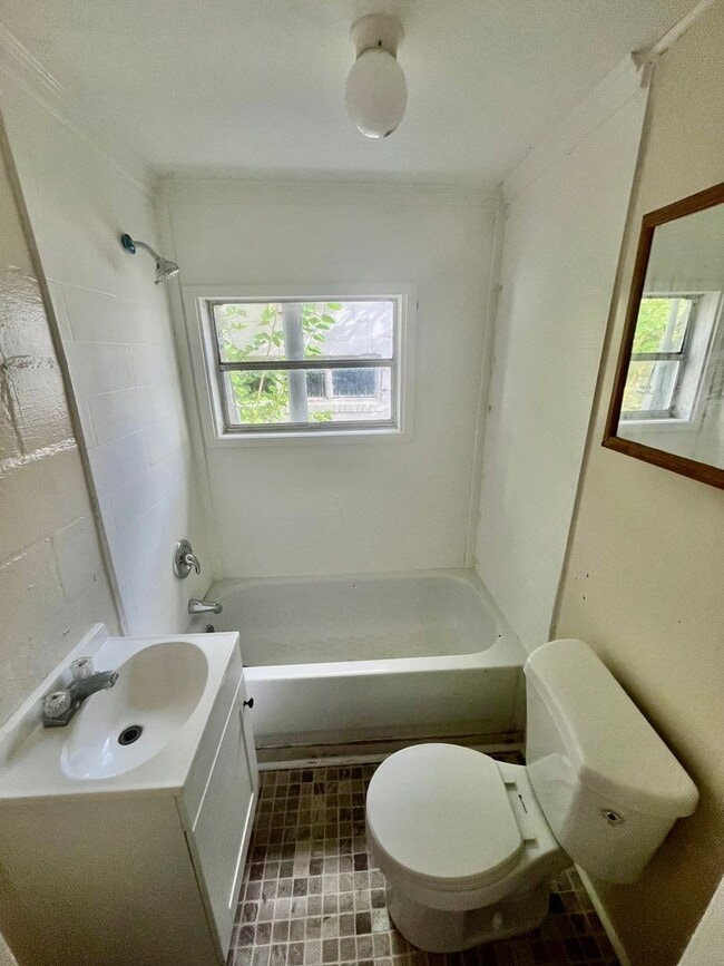 Building Photo - SPACIOUS 1BR/1BA Lakeland Duplex