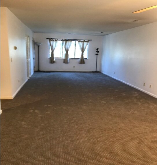 open floor plan, kitchen nook and living room - 91 Lance Cir