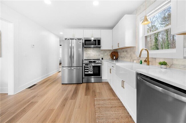 Building Photo - 150 Sweetwater St