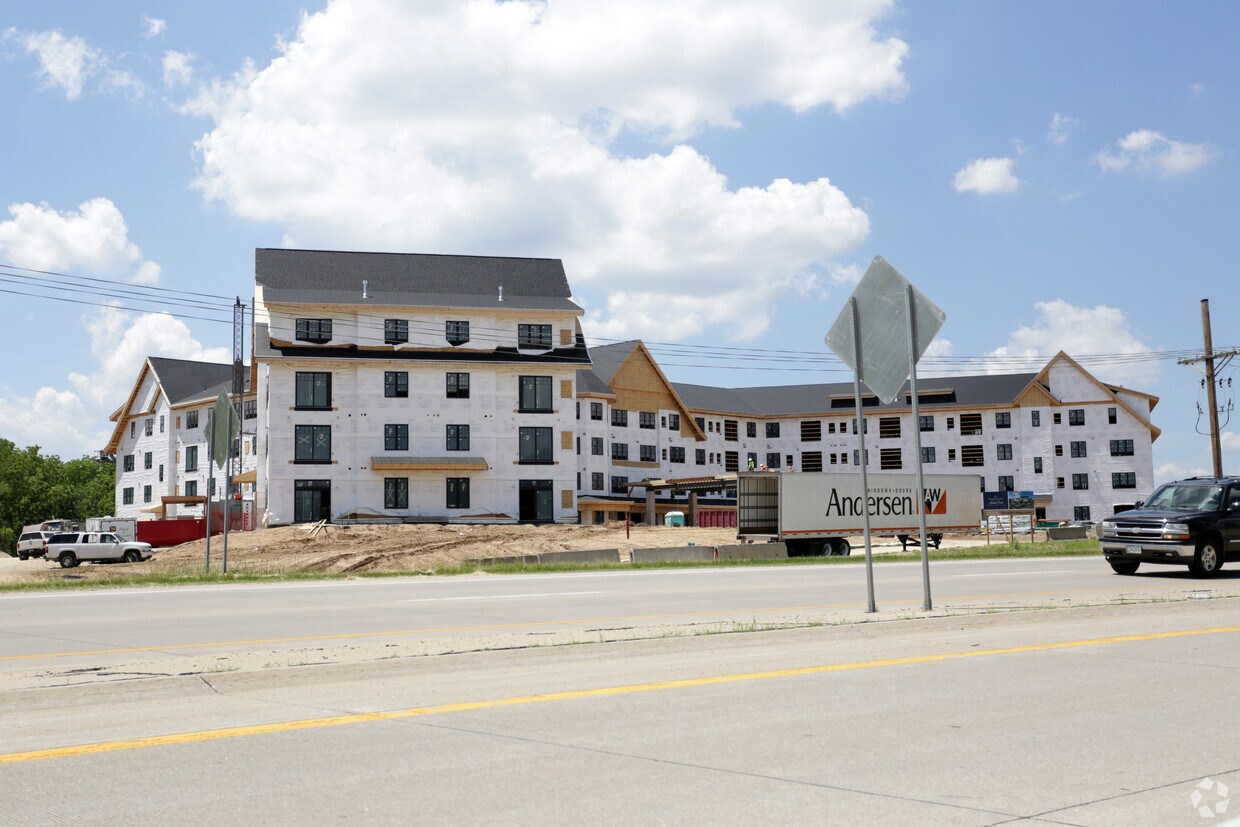 Grand Living at Indian Creek Apartments Cedar Rapids, IA