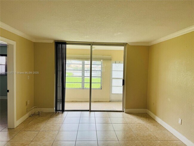 Foto del edificio - 8110 Sunrise Lakes Blvd