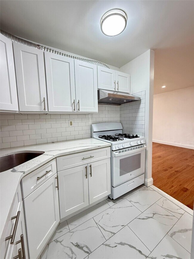 Foto del edificio - 6604 Grand Central Pkwy