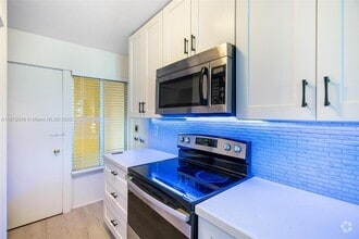 Building Photo - 9210 Fontainebleau Blvd
