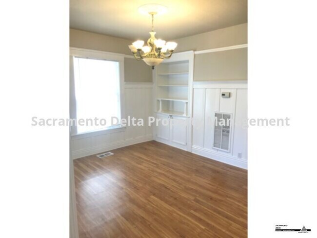 Building Photo - Downstairs 2/1 in Gorgeous Victorian Duplex