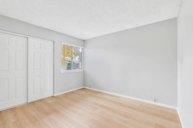 Foto del edificio - 1574 Drake Dr