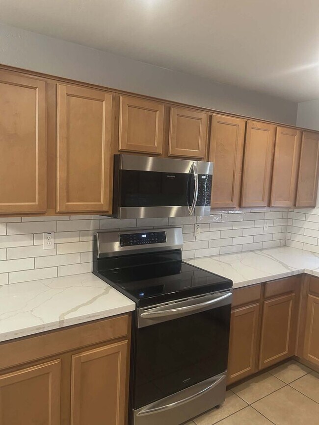 Building Photo - Well maintained 3 bedroom 2 bath charming home Free rent OAC