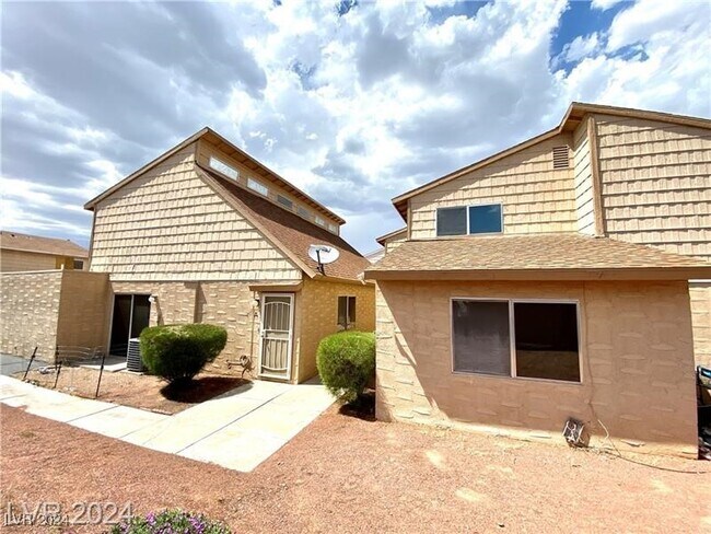 Foto del edificio - 5246 Golden Ln