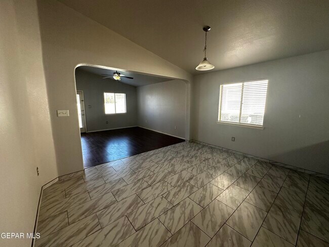 Foto del edificio - 2405 Sparrow Point St