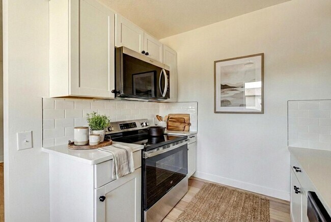 Foto del edificio - FULLY RENOVATED duplex in East Ridge!