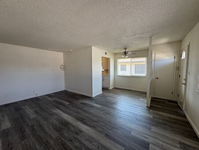 Foto del edificio - Two Bedroom Condo In Loius Park Estates