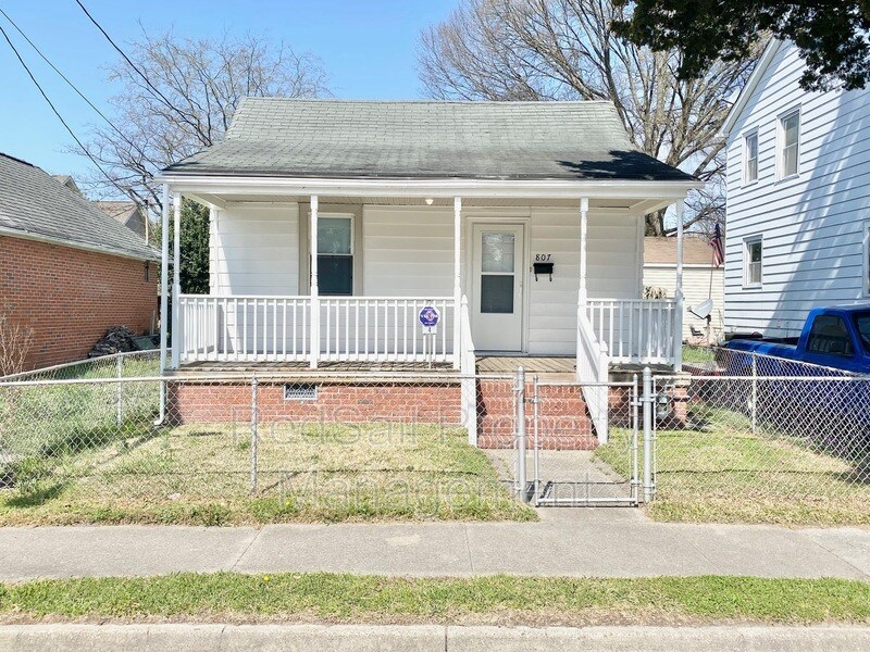 Primary Photo - 807 Victoria Blvd