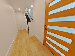 Building Photo - 768-770 E 15th Alley