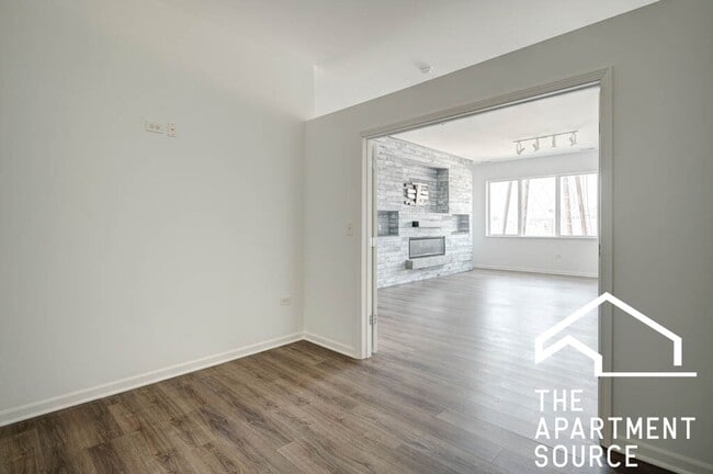 Foto del edificio - Top Floor Massive 3 Bed/2 Bath in the South Loop with a Stunning Updated Kitchen!
