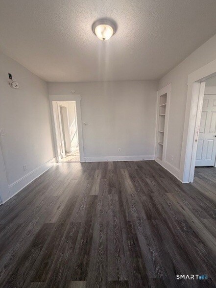 Foto del edificio - 310 W Division St