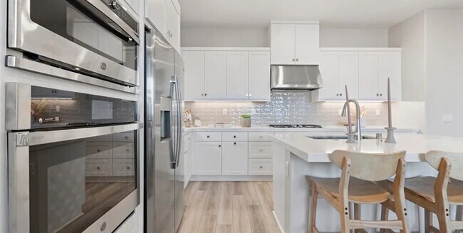 Foto del edificio - This single-level condominium on the 3rd f...