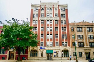 Building Photo - 545 W Belmont Ave