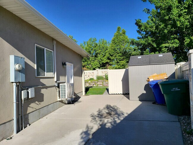 Building Photo - 1281 Fox Trot Cir