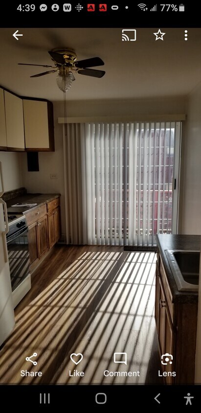 Cocina, pequeño balcón en el segundo piso - 4516 N Kenneth Ave