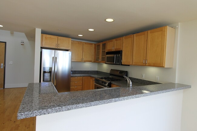 Building Photo - EPIC REA: Spacious Live/Work  Loft in SOMA with Rooftop Views