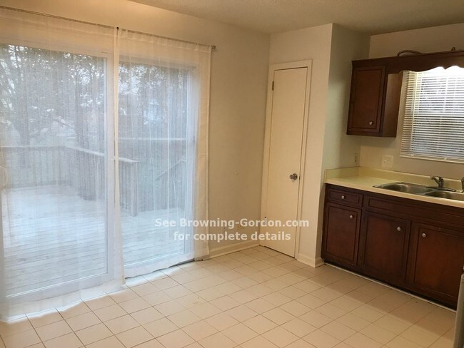 Building Photo - Two Bedroom Duplex in the Priest Lake Area