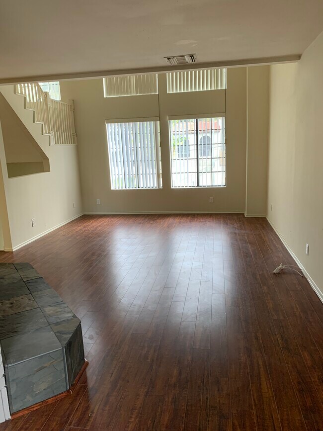 Foto del edificio - 2307 N Cahuenga Blvd