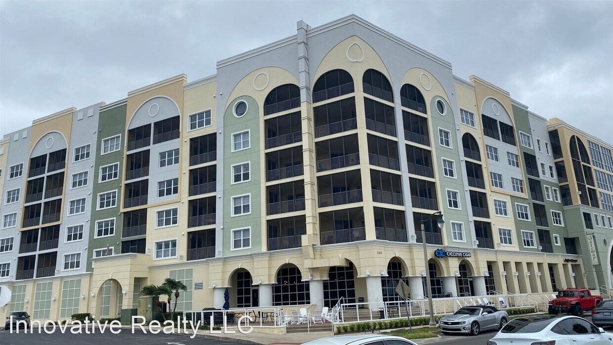 Foto principal - 3 br, 3 bath House - 225 W Seminole Blvd #212