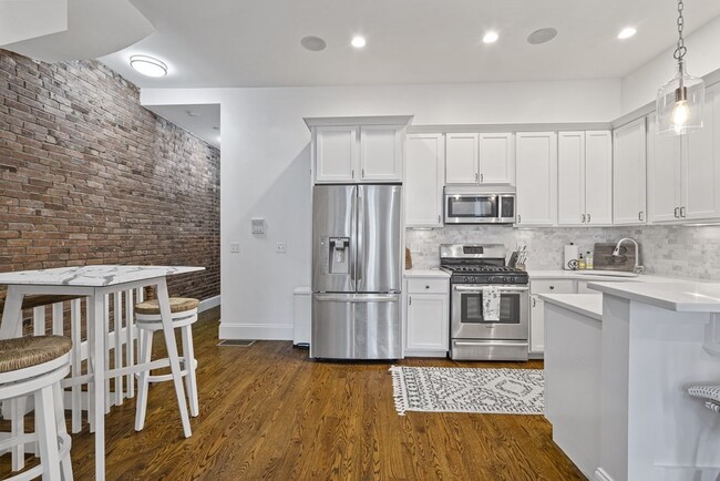 Foto del edificio - 496 E 3rd St