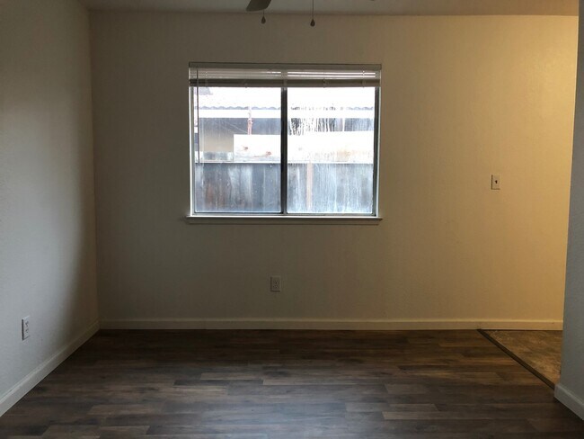 Foto del edificio - 8805 Laird St