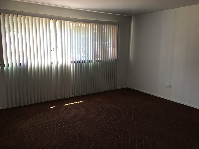 Building Photo - 300 Lincoln Ct