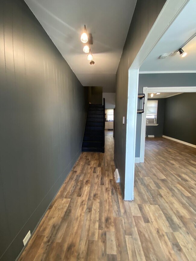 Foto del edificio - Spacious 2 BR/ 1BA with Bonus room