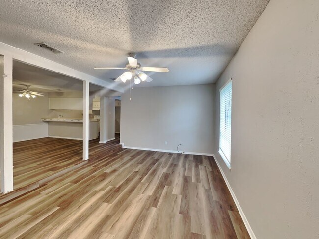Foto del edificio - DARLING DUPLEX READY NOW!