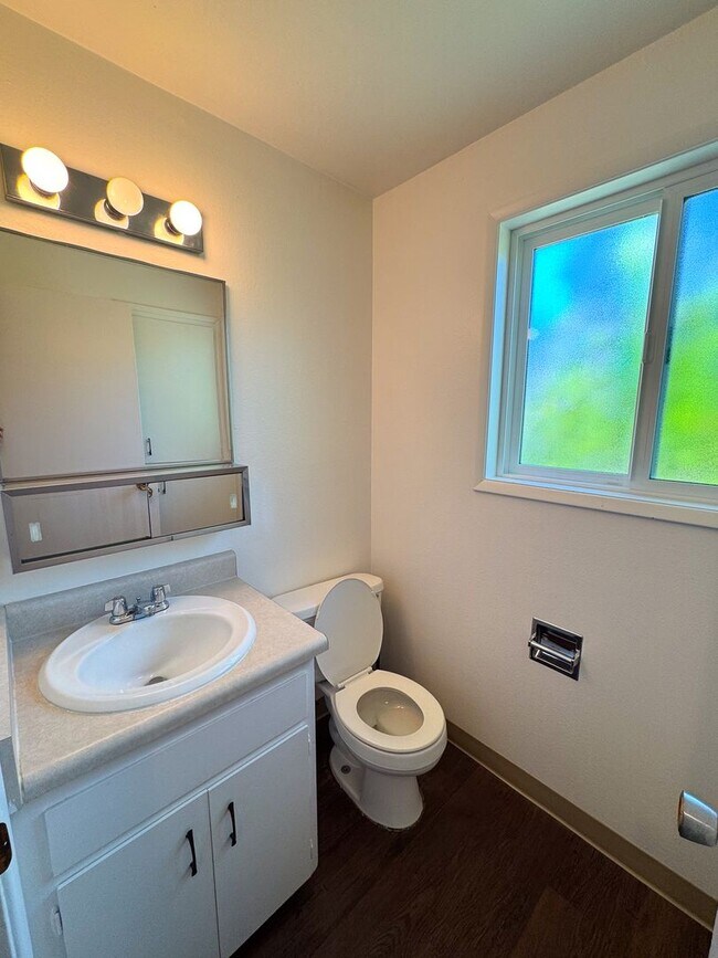 Foto del edificio - 3 Bedroom Duplex off Gilham Rd.